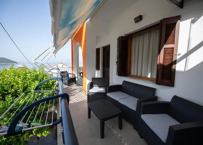 Eleni Neo Klima בית הארחה 3*